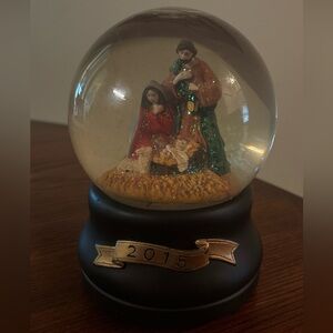 Snow Globe Nativity. Plays “Little Town of Bethlehem”. Beautiful Christmas 2015